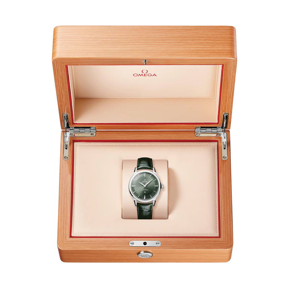 Constellation Observatory 39.4mm - Green on Leather Strap